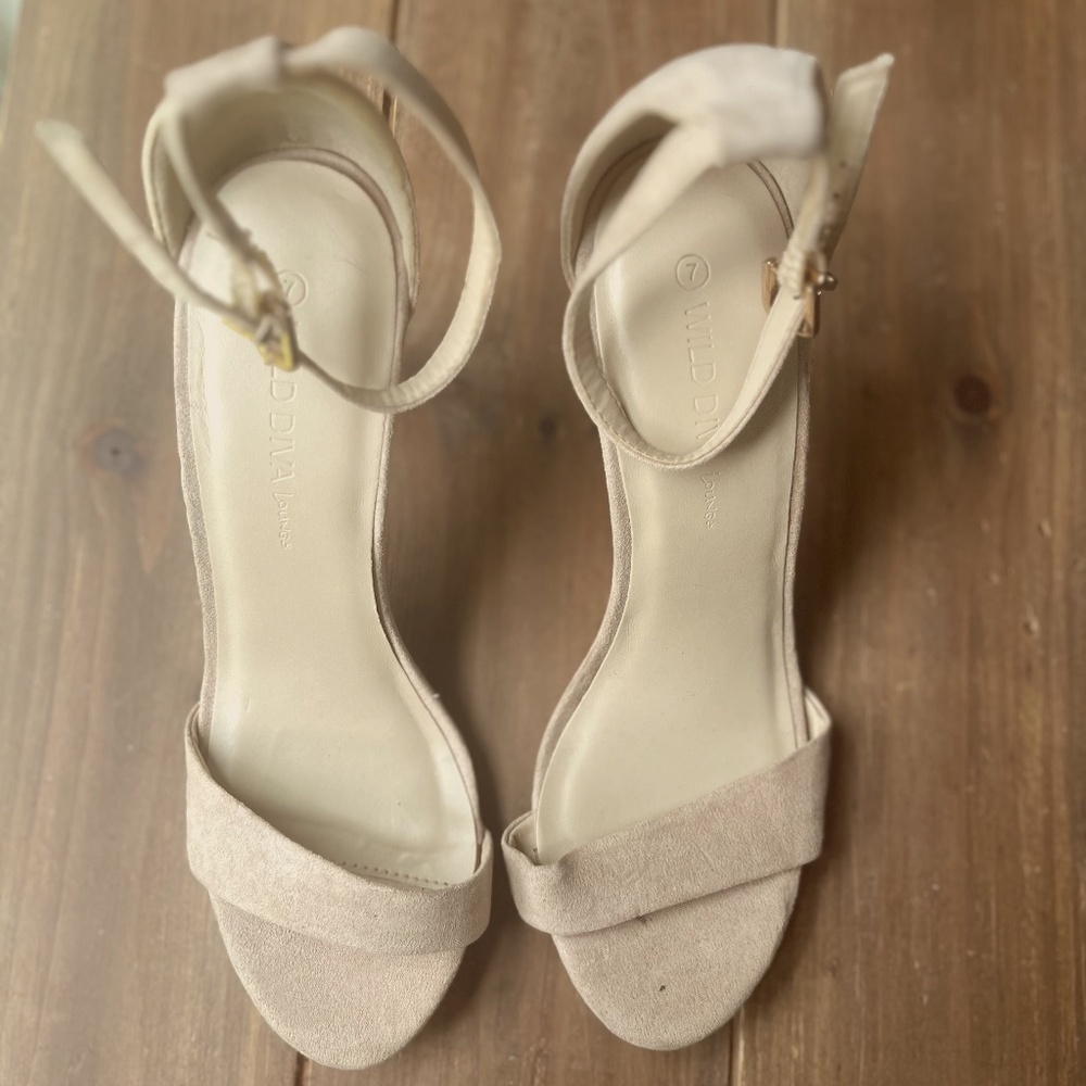 Cream/tan Suede Heels Sz:7